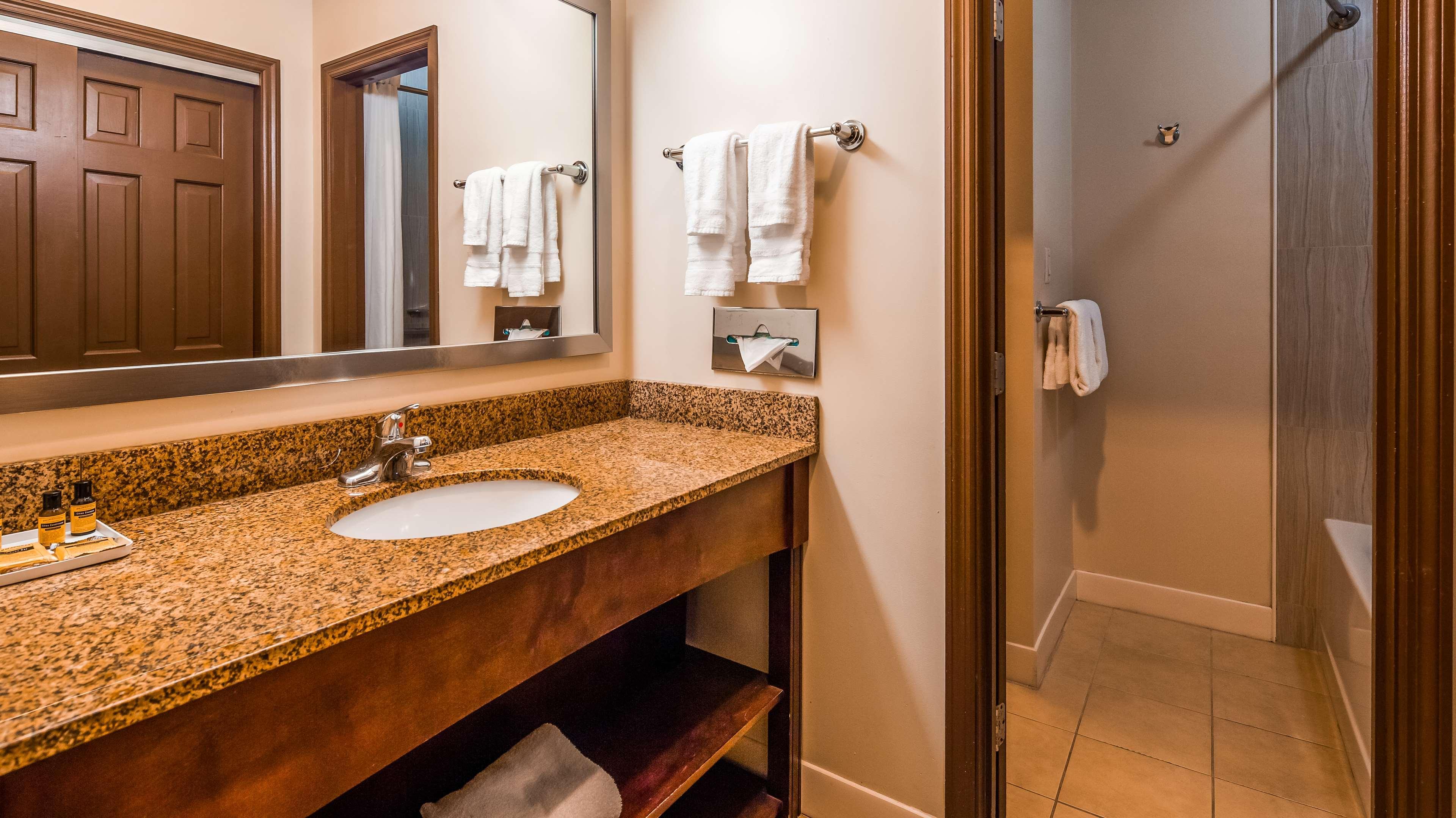 Best Western Plus The Inn & Suites At The Falls Poughkeepsie Bagian luar foto