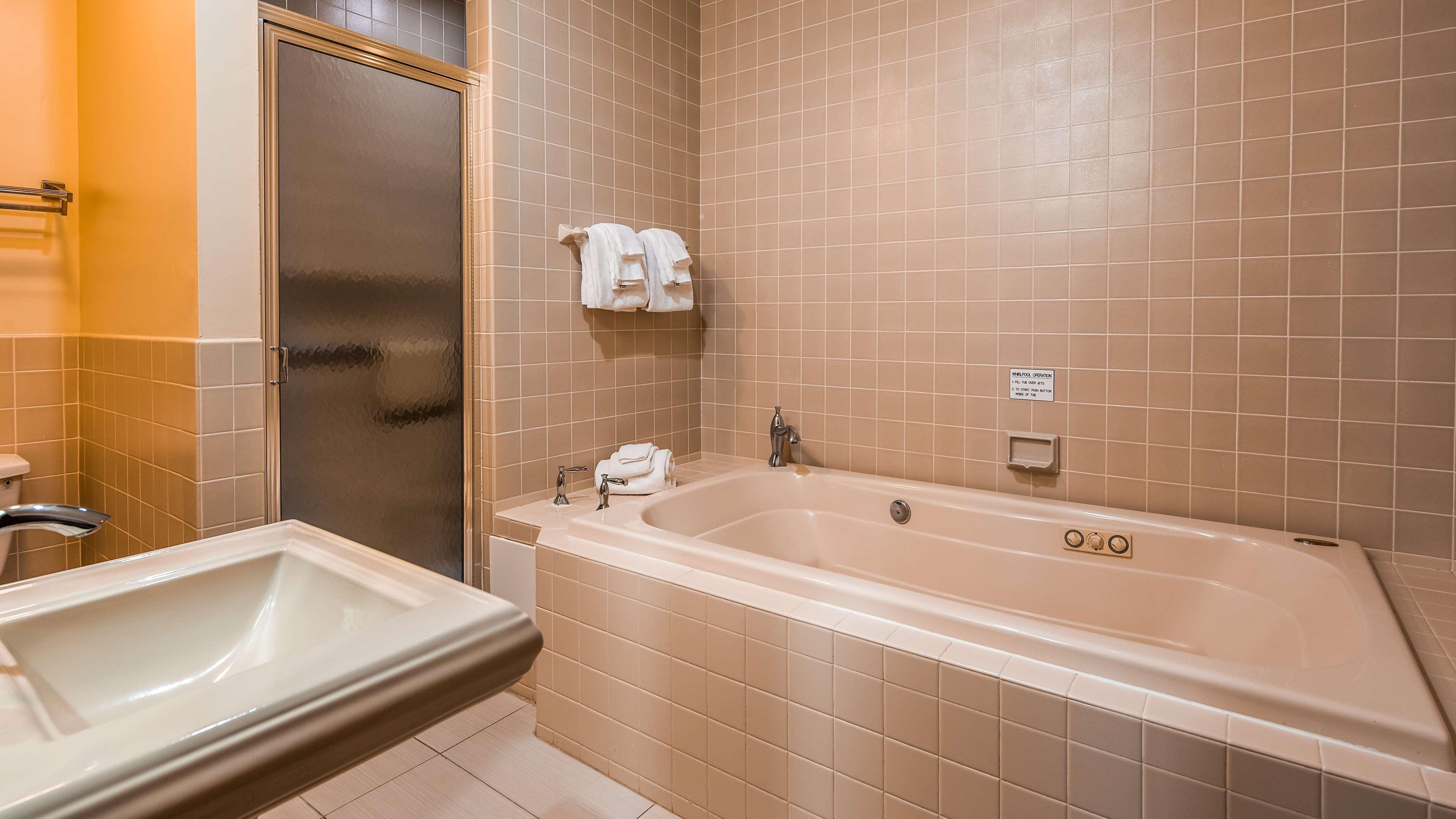 Best Western Plus The Inn & Suites At The Falls Poughkeepsie Bagian luar foto