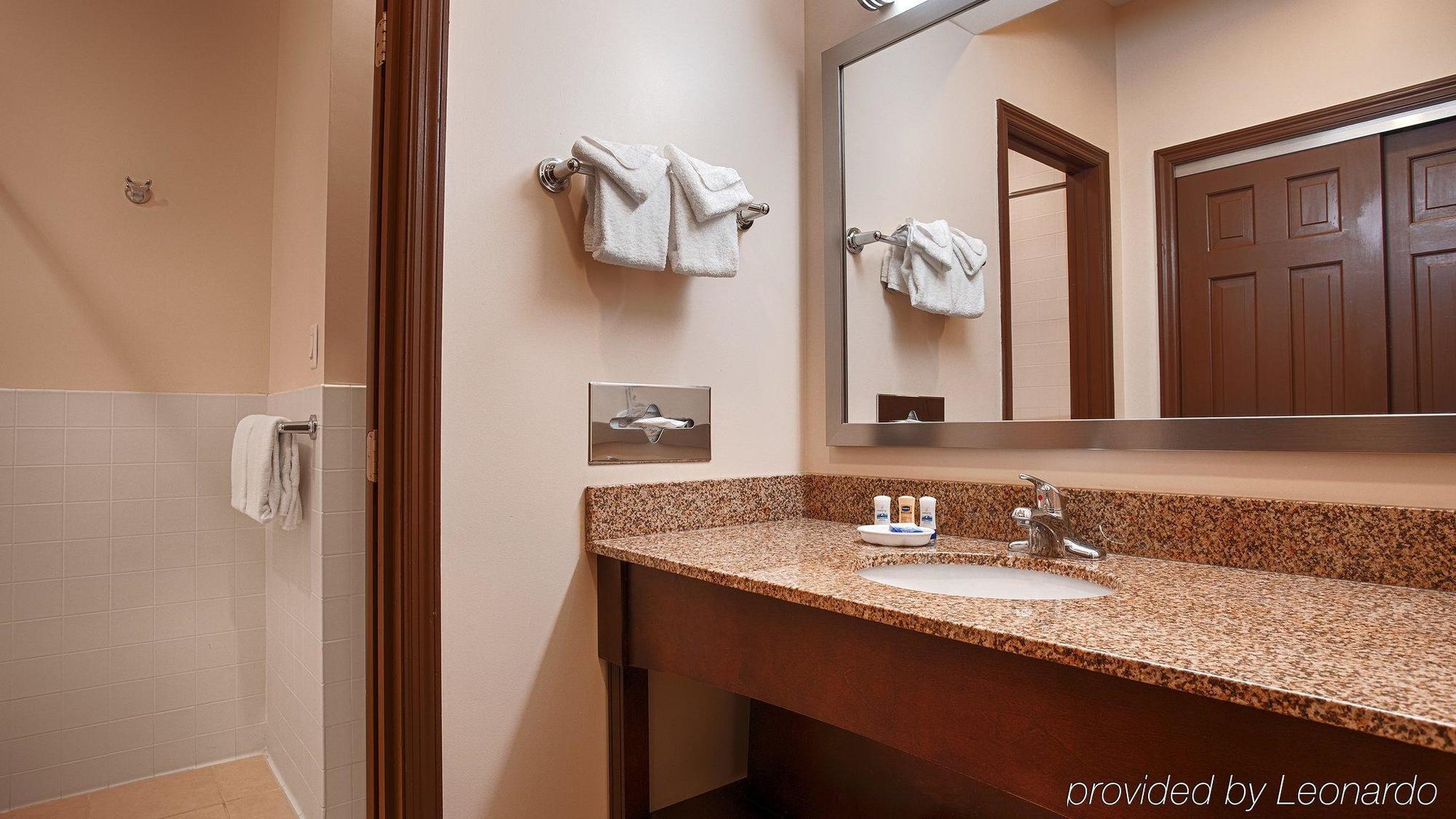 Best Western Plus The Inn & Suites At The Falls Poughkeepsie Bagian luar foto